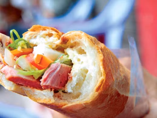 Bánh mì kẹp nhiễm khuẩn do không được bảo quản tốt, quy trình làm mất vệ sinh. Loại thực phẩm này thường dễ bị tấn công bởi các loại vi khuẩn salmonella hay E.Coli, loại vi khuẩn gây tiêu chảy, bệnh tả và các loại bệnh về đường ruột.