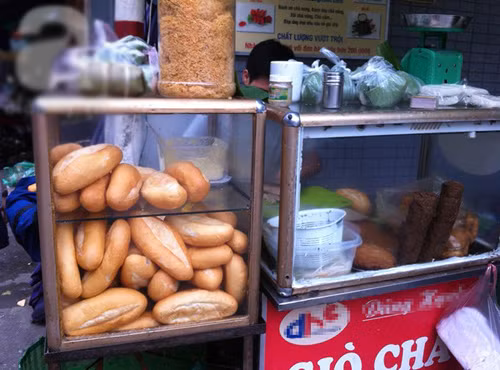 Thịt, chả, patê dễ bị ôi thiu trong mùa nắng nóng oi bức, tương để lâu ngày, không lau chùi phần thừa trên nắp dễ sinh nấm mốc.