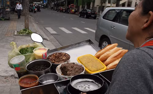 Việc bảo quản bánh mì và nhân bánh cũng được thực hiện khá sơ sài, bánh mì được bày lên kệ không che đậy, thậm chí mấy ai chắc rằng ngày hôm đó chủ quán bán trong ngày sẽ hết. Những thực phẩm ‘ế’ sang ngày hôm sau thường không được bảo quản tốt.