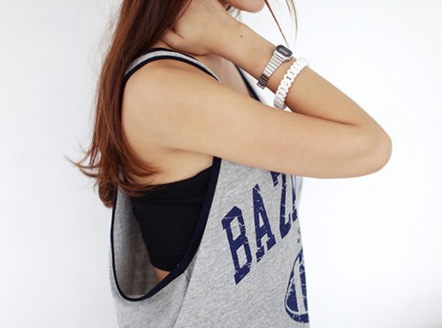 Lựa chọn trang phục thoáng mát. Nên lựa chọn những trang phục được thiết kế bằng chất liệu cotton, thấm mồ hôi để cơ thể bạn dễ "thở" hơn, mồ hôi tiết ra sẽ được thấm hút chứ không bị bít lại.