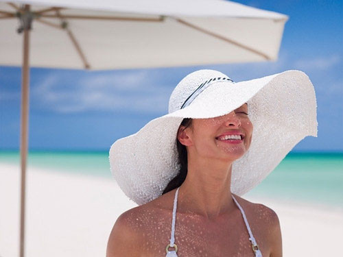 Đặc biệt, khi bạn vừa đi ngoài trời nắng về hoặc đang cảm thấy khát, chỉ nên sử dụng một chút đá để làm mát, tránh uống nước quá lạnh ngay lập tức. Điều này có ảnh hưởng rất lớn đến sức khỏe, dễ gây viêm họng, cảm, thậm chí là sốc nhiệt.