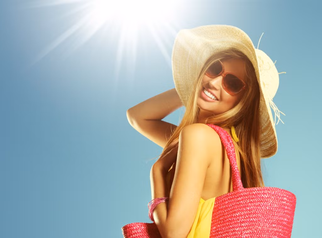 Đeo kính râm. Bạn có biết vùng da quanh mắt mỏng hơn 7 lần nhiều so với các vị trí khác, do đó nó cực kỳ nhạy cảm, đặc biệt là dưới tác động của ánh nắng mặt trời. Do vậy, việc đep kính râm là việc cần thiết giúp bạn bảo vệ vùng da dưới mắt.