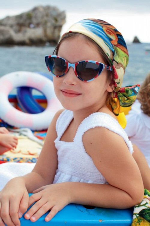 Luôn mang theo một chiếc khăn. Những chiếc mũ có thể không giúp bạn che chắn hoàn toàn khỏi ánh nắng mặt trời, lúc này che chắn bằng khăn sẽ tốt hơn.