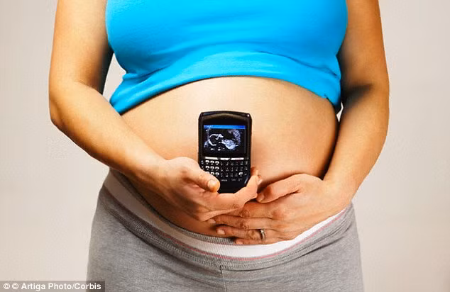 Tac hai cua dien thoai voi thai nhi