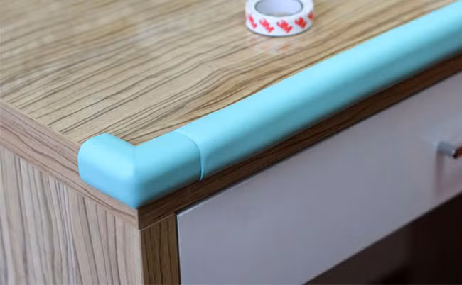 Cạnh bàn, ghế. Cạnh bàn, ghế thường rất nhọn vô cùng nguy hiểm vì trẻ hay leo trèo, nghich ngợm. Nếu cộc đầu hoặc miệng, nguy hiểm hơn là mắt vào các cạnh này sẽ gây ra các hậu quả khôn lường. Trang bị các loại mút bọc cạnh bàn, cạnh ghế của tất cả bàn ghế trong nhà để nếu trẻ chẳng may va đập phải thương tích để lại cũng sẽ không lớn.