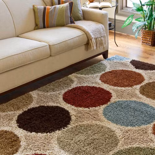 Thảm trải sàn. Nhiều gia đình thường trải thảm sàn, đặc biệt vào mùa đông, để giúp trẻ thoải mái chơi đùa mà không sợ bị lạnh. Tuy nhiên, nếu loại thảm của bạn thường bị xê dịch và không cố định trên sàn nhà, trẻ sẽ rất dễ bị trượt ngã. Khi trẻ mới tập đi, bước đi còn chập chững và chưa vững, thảm trải sàn trơn trượt cũng là yếu tố có thể gây hại cho trẻ bạn cần cân nhắc.