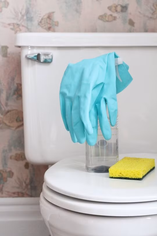 Bồn cầu. Hầu hết cha mẹ đều biết nhà tắm là nơi không an toàn cho bé, nhưng nhớ là đừng bỏ qua bồn cầu. Mặc dù bồn cầu không khiến bé có thể chết đuối nhưng nó cũng gây nguy hiểm cho bé nếu chẳng may trẻ mải chơi và ngã cắm đầu vào đó vì mải với theo đồ chơi bị rơi vào trong toilet. Ngoài ra bé cũng rất có thể bị tai nạn kẹp tay với bồn cầu.