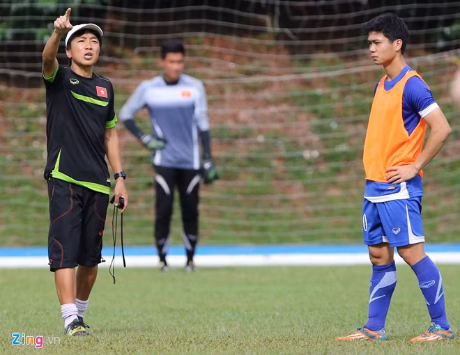 Trước khi kết thúc buổi tập, vị HLV sinh năm 1963 dặn dò và nhắc nhở cầu thủ.