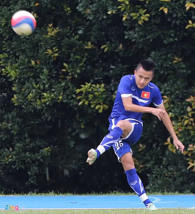 Phần thời gian còn lại của buổi chiều 27/5, HLV Miura cho các tiền vệ, tiền đạo tập sút phạt từ những tình huống cố định.