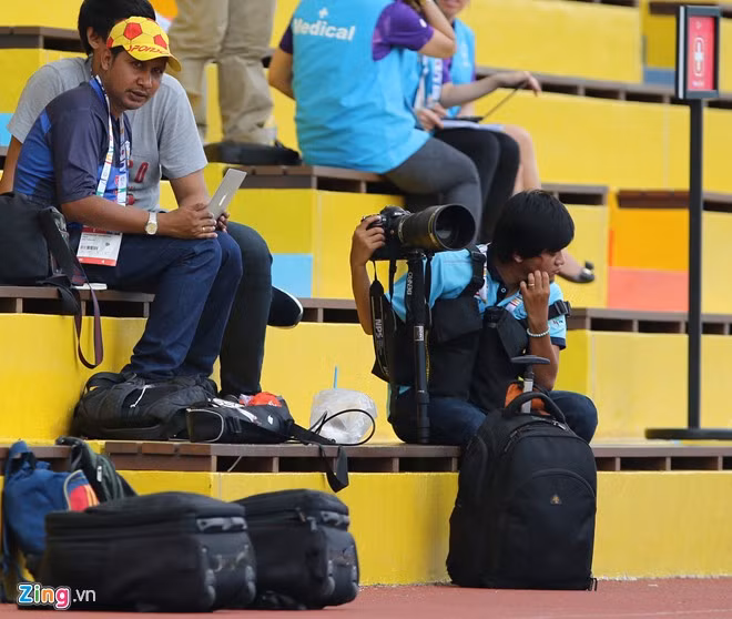 Hàng chục phóng viên Thái Lan cũng tới sớm để quan sát thầy trò HLV Miura tập luyện.