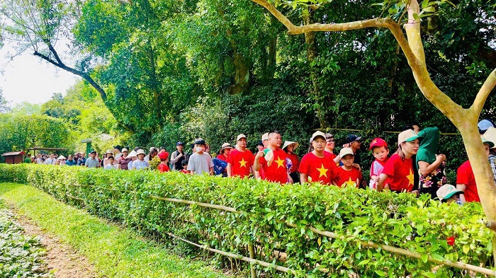 Trong ngày Giải phóng miền Nam, thống nhất đất nước (30/4), Khu di tích lịch sử quốc gia đặc biệt Kim Liên, huyện Nam Đàn (Nghệ An) đón hàng nghìn du khách về dâng hương, dâng hoa, tưởng niệm Chủ tịch Hồ Chí Minh. Nơi đây được xếp hạng Di tích quốc gia năm 1990 và đưa vào danh sách xếp hạng 23 Di tích Quốc gia đặc biệt năm 2012.