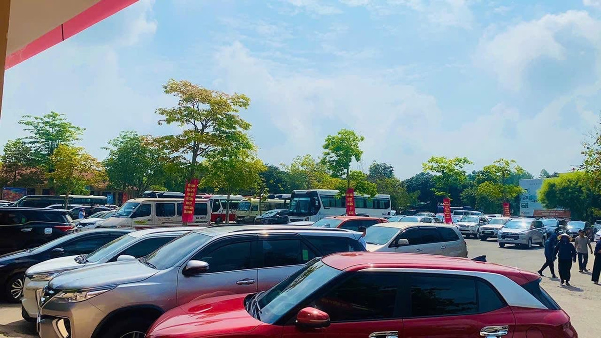 Năm nay kỳ nghỉ lễ kéo dài 5 ngày, thời tiết thuận lợi nên du khách về tham quan tại Khu di tích lịch sử quốc gia đặc biệt Kim Liên rất đông. Từ sáng sớm bãi đậu xe vào Khu di tích đã chật kín chỗ.