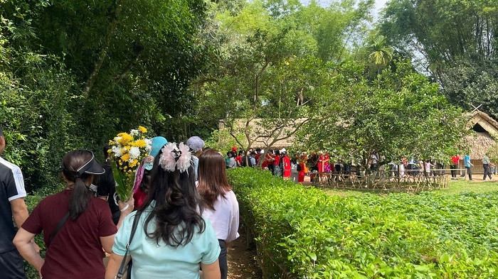 Chị Trần Thị Hải Yến ở Thanh Hóa cho biết: “Vợ chồng tôi năm nay đưa các con về thăm quê Bác đúng dịp 30/4. Về đây, tôi cũng như bao người khác đều trào dâng nỗi nhớ Bác. Thật xúc động khi tự tay dâng bó hoa thắm, nén hương thơm lên bàn thờ Bác. Công lao của Bác đối với nhân dân, đất nước ta là vô bờ bến và sẽ được các lớp lớp thế hệ người Việt Nam ghi nhớ”.