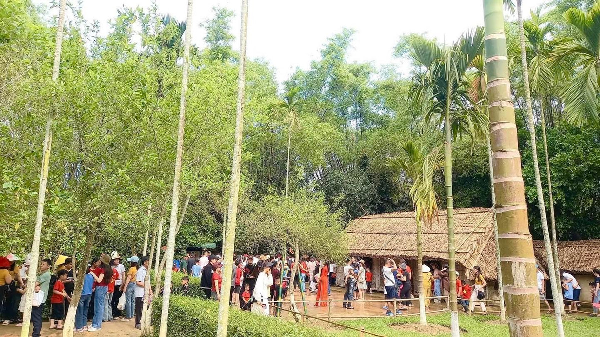 Hai gian phía ngoài là nơi đặt bàn thờ và tiếp khách - từng là chỗ đàm đạo chuyện thế sự của cụ Phó bảng Nguyễn Sinh Sắc; gian thứ ba là nơi ở của bà Nguyễn Thị Thanh – người chị cả của Bác; hai gian còn lại là nơi nghỉ và sinh hoạt của gia đình. Trong đó, gian thứ tư có kê bộ phản gần cửa sổ để cụ Phó bảng nằm đọc sách, tới gian thứ năm kê bộ phản là nơi nghỉ của hai con trai là Nguyễn Sinh Khiêm và Nguyễn Sinh Cung (tức Bác Hồ). Kế bên là nhà ngang sử dụng làm bếp. 