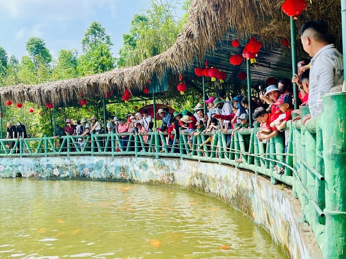 Mỗi ngày có hàng nghìn du khách về thăm ngôi nhà đã gắn bó một thời kỳ quan trọng đầy ý nghĩa trong thời niên thiếu của Bác Hồ từ cuối năm 1901 đến giữa những năm 1906; ghi dấu những cảm xúc đầu tiên về lòng yêu nước và những nhận thức thời cuộc của Người. Sau 50 năm xa cách quê nhà, Bác Hồ đã trở về thăm làng Sen hai lần vào năm 1957 và 1961. Khu vực ao cá rất được các bạn nhỏ thích thú mỗi khi về thăm quê Bác.