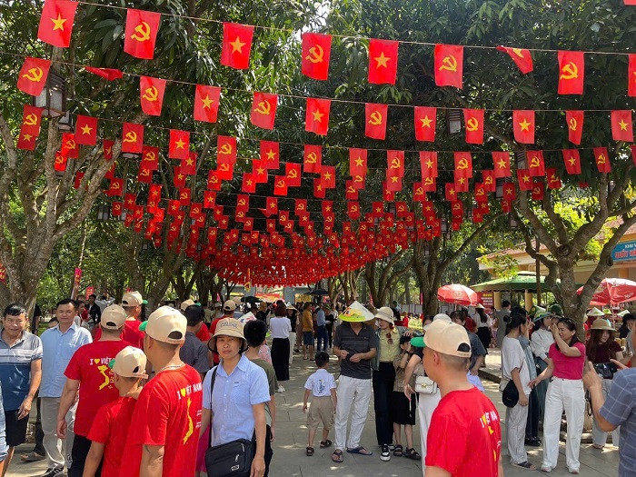 Trong kỳ nghỉ lễ 30/4 - 1/5 kéo dài 5 ngày, rất nhiều gia đình chọn Khu di tích lịch sử quốc gia đặc biệt Kim Liên - nơi Chủ tịch Hồ Chí Minh sinh ra và trải qua những năm tháng tuổi thơ, là điểm đến.