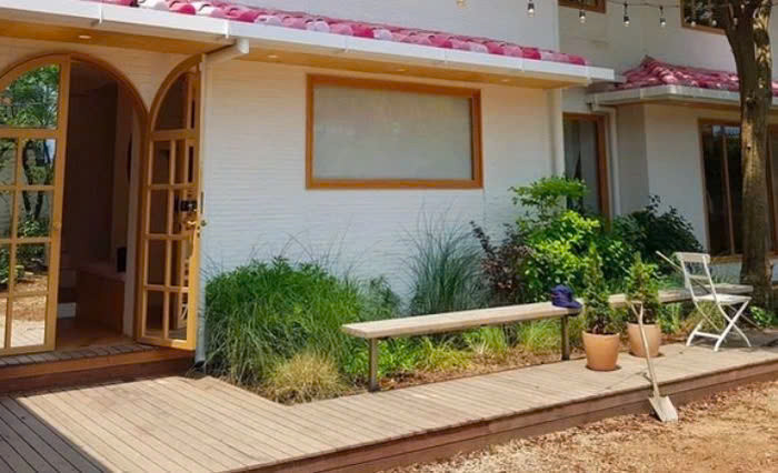 Căn nhà màu hồng "trầm trồ" của các cô nàng BlackPink - Hình 2 Can nha mau hong