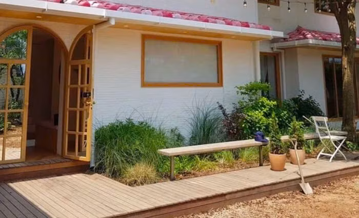 Căn nhà màu hồng "trầm trồ" của các cô nàng BlackPink - Hình 2 Can nha mau hong