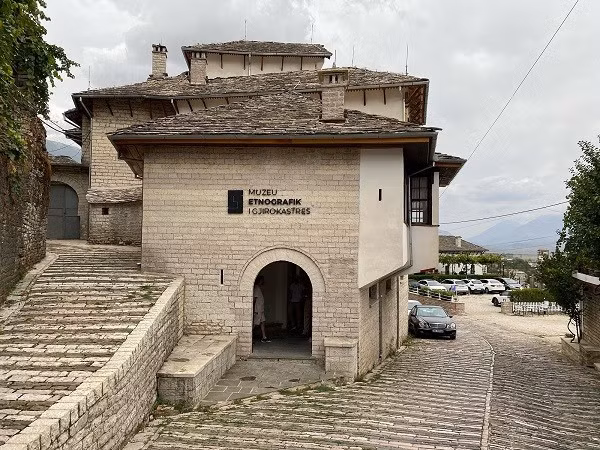 Kazelma từng là nơi dành cho lính, xe tăng, thuốc nổ TNT và lựu đạn, nhưng giờ đây là nơi phục vụ các đồ ăn ngon và món tráng miệng hấp dẫn. Đó là một sự thay đổi lớn.