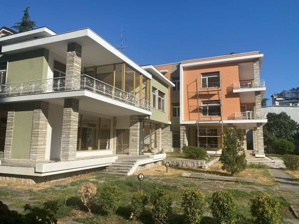 Albania hiện có tới 221.143 boongke và vật thể quân sự từ thời Chiến tranh Lạnh để lại. Giờ đây, chúng đã được hồi sinh thành những nhà hàng, khách sạn, viện bảo tàng, khu du lịch...