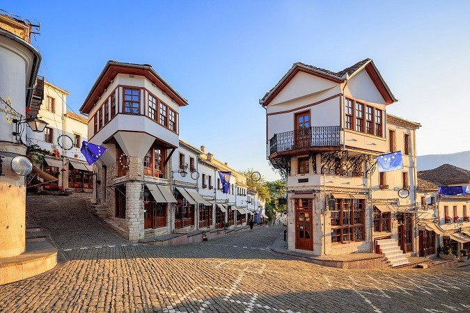 Các công trình quân sự từng được sử dụng để chứa vũ khí chiến tranh, với sự hỗ trợ từ các doanh nhân và những người di cư giàu có trở về, giờ đây chúng đang được biến thành những nơi du lịch hấp dẫn.