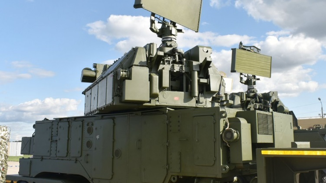 Radar cũng có khả năng chống nhiễu điện tử, khiến nó cực kỳ hiệu quả trong môi trường chiến tranh hiện đại, nơi những gián đoạn như vậy ngày càng phổ biến.