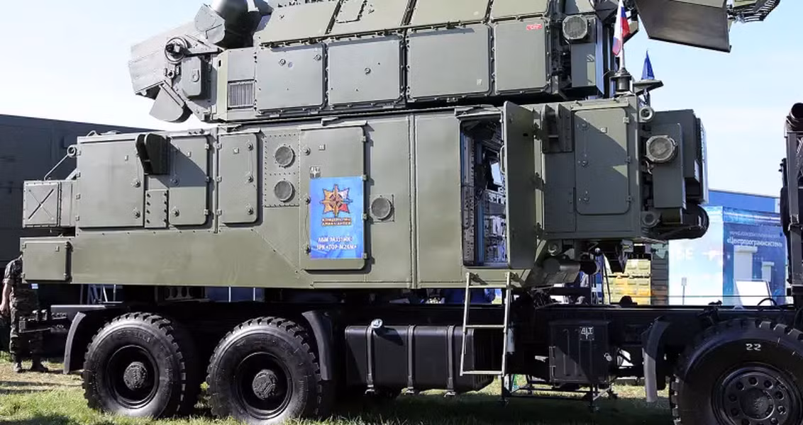 Hệ thống có thể dễ dàng được vận chuyển bằng xe tải quân sự và lắp đặt chỉ trong vài phút, cung cấp thời gian phản ứng nhanh khoảng năm giây để phát hiện mục tiêu và 10-15 giây để phóng tên lửa.