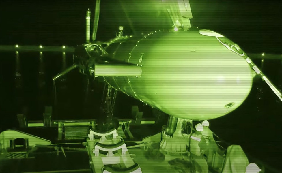 BlueWhale còn được trang bị kính tiềm vọng với tổ hợp trinh sát quang - điện tử đa phổ, giúp giám sát cả tàu mặt nước và đường bờ biển. Khí tài này mang lại khả năng trinh sát cả vào ban ngày lẫn ban đêm, ghi lại vật thể nhiệt và quang học trong không gian và môi trường biển.