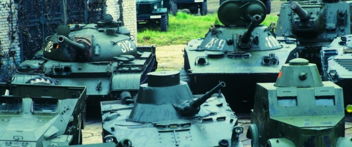 Xe tăng Liên Xô T-54 và T-55 về lý thuyết là hai mẫu xe khác nhau, nhưng thực tế chúng là một phần của cùng một dòng chiến xa, đã liên tục được hiện đại hóa và có những thay đổi về thiết kế trong thời gian dài vừa qua.