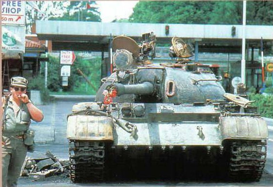 Quân đội Nga tích cực sử dụng xe tăng hạng trung T-55/T-54 từ thời Liên Xô trong các hoạt động chiến đấu chống lại Lực lượng vũ trang Ukraine, chúng đảm nhiệm vai trò pháo xung kích, xe chiến đấu hỗ trợ hỏa lực và thậm chí cả phương tiện chở bộ binh.