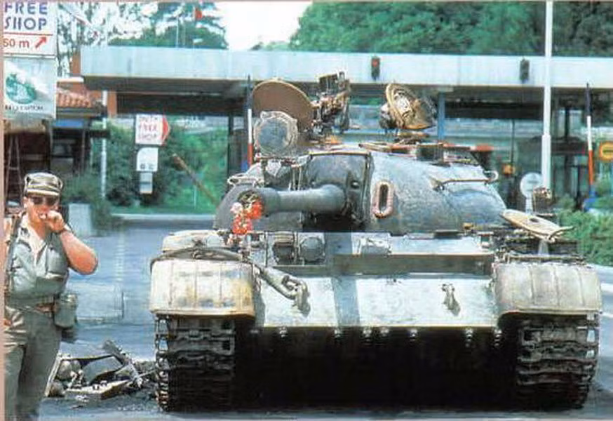 Quân đội Nga tích cực sử dụng xe tăng hạng trung T-55/T-54 từ thời Liên Xô trong các hoạt động chiến đấu chống lại Lực lượng vũ trang Ukraine, chúng đảm nhiệm vai trò pháo xung kích, xe chiến đấu hỗ trợ hỏa lực và thậm chí cả phương tiện chở bộ binh.