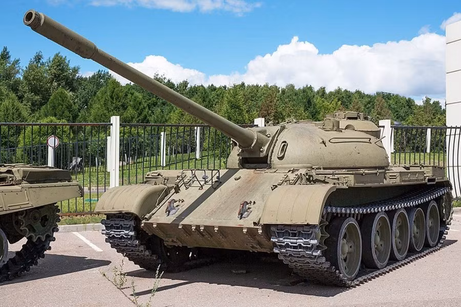 Ông Shakhnazarov kể chi tiết rằng vào năm 2023, hãng phim nói trên đã bàn giao 28 xe tăng hạng trung T-55, 8 xe tăng bơi hạng nhẹ PT-76, 6 xe chiến đấu bộ binh BMP-1 và 8 máy kéo cho lực lượng vũ trang Nga.