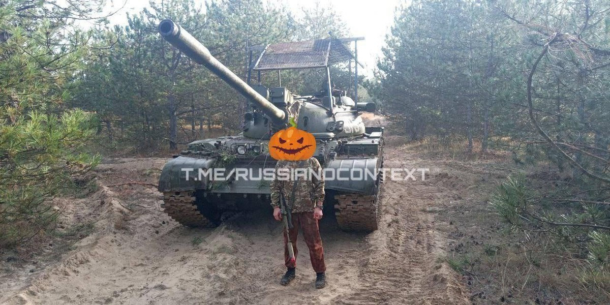 Hình ảnh những chiếc xe tăng này đang trên đường từ vùng Viễn Đông của Nga ra chiến trường Ukraine trên đường sắt đã được đăng tải rộng rãi, kèm theo đó là sự xuất hiện tại điểm nóng.