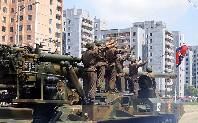 Pháo tự hành Koksan là một mẫu vũ khí "chiến lược" của Triều Tiên, được phát triển trước khi xuất hiện các loại tên lửa dẫn đường có khả năng thực hiện các cuộc tấn công sâu vào thủ đô Hàn Quốc qua đường phân giới.