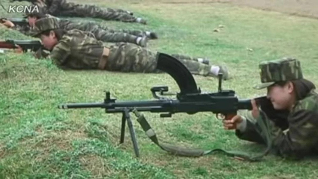 Súng Type-73 có trọng lượng khá nặng khi lên tới 10,6 kg.