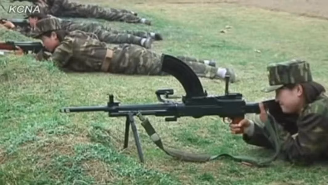 Súng Type-73 có trọng lượng khá nặng khi lên tới 10,6 kg.