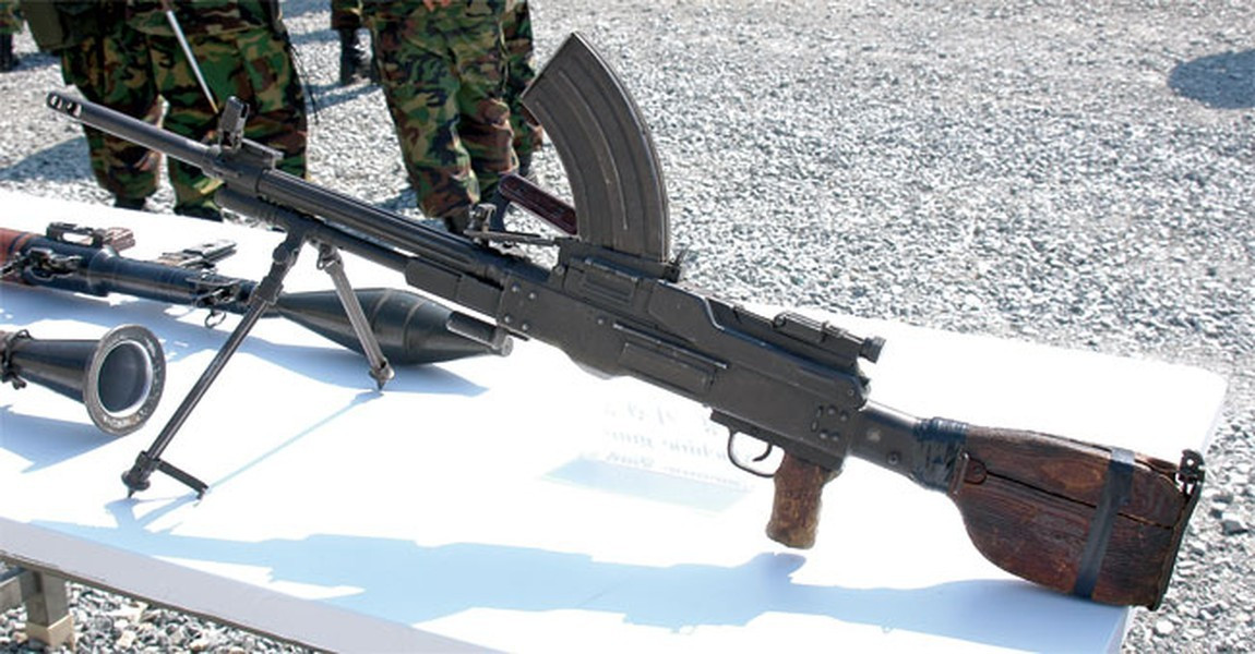 Trong trang bị tiêu chuẩn của quân đội Triều Tiên có khẩu súng máy Type-73 với thiết kế băng đạn cong khá độc đáo trên lưng.