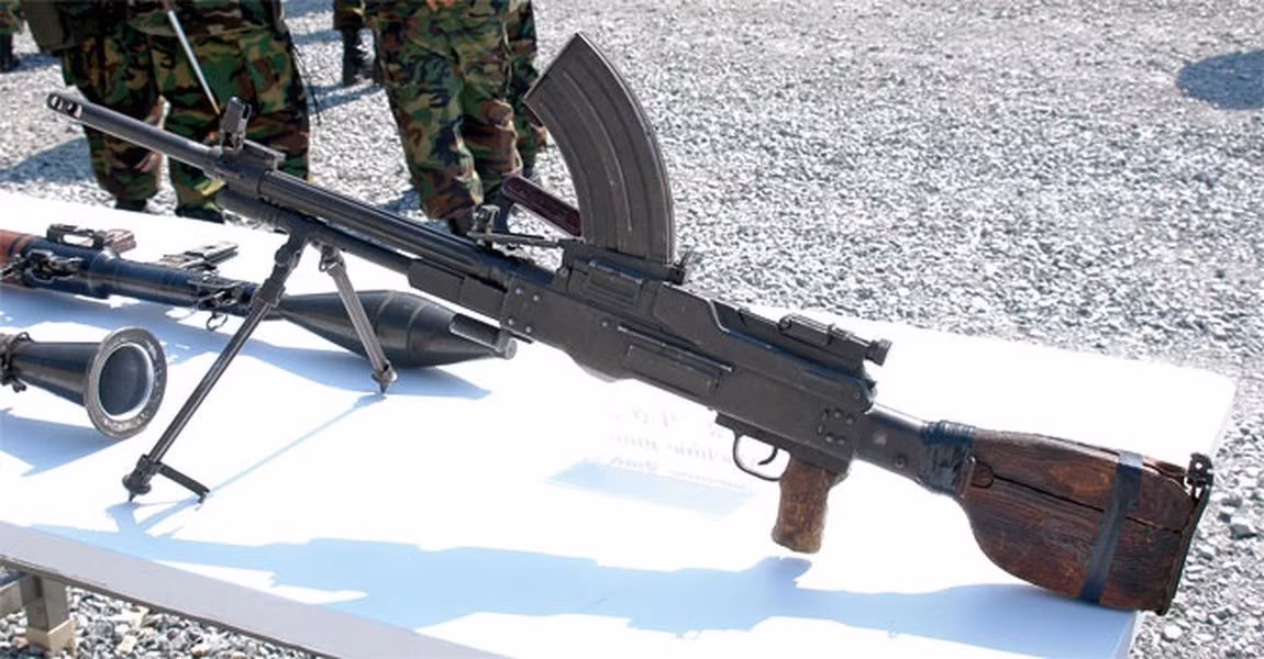 Trong trang bị tiêu chuẩn của quân đội Triều Tiên có khẩu súng máy Type-73 với thiết kế băng đạn cong khá độc đáo trên lưng.