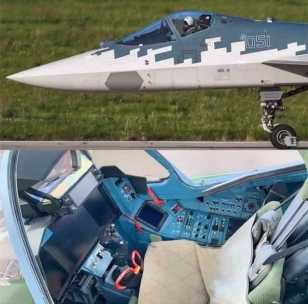 Buồng lái Su-57 nhìn khá đơn giản với một màn hình chính kích thước lớn phía trước mặt phi công, một màn hình nhỏ hơn ở bên phải. Bảng điều khiển với các nút bấm rải rác gợi nhớ đến sản phẩm chế tạo dưới thời Liên Xô.