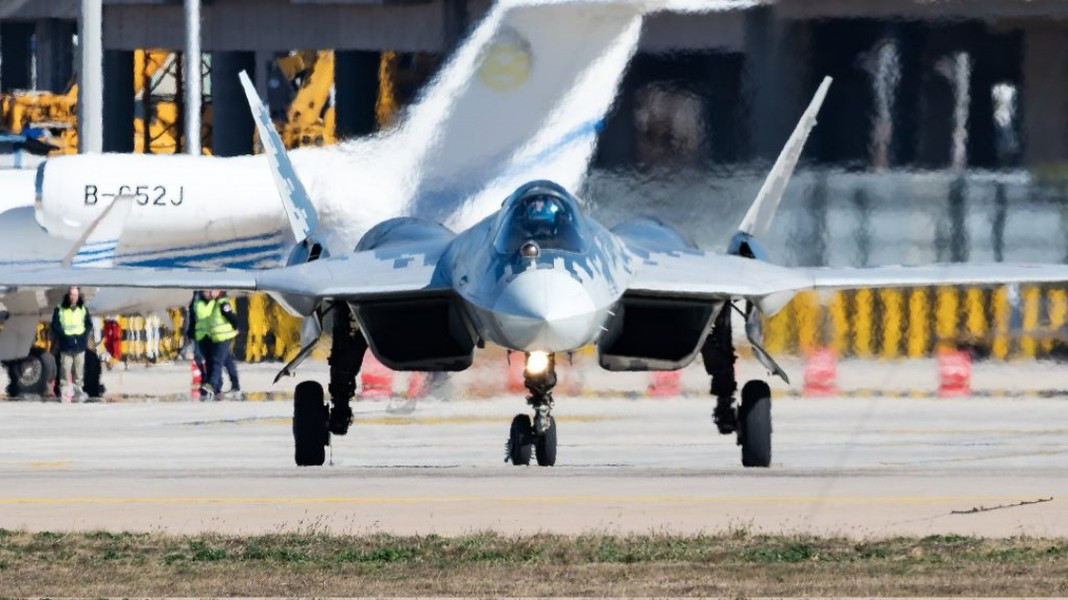 Nga đã trưng bày 2 chiếc Su-57 tại Triển lãm hàng không quốc tế Chu Hải. Một máy bay hạ cánh với người điều khiển là phi công thử nghiệm - Anh hùng nước Nga Sergei Bogdan, máy bay đã thực hiện những màn nhào lộn đáng kinh ngạc trên bầu trời Trung Quốc.