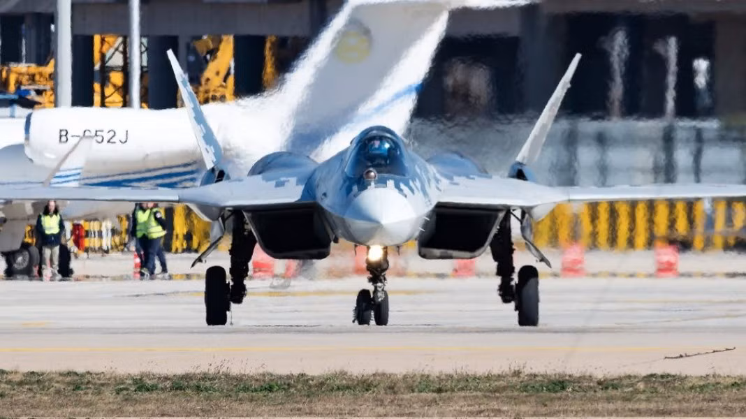 Nga đã trưng bày 2 chiếc Su-57 tại Triển lãm hàng không quốc tế Chu Hải. Một máy bay hạ cánh với người điều khiển là phi công thử nghiệm - Anh hùng nước Nga Sergei Bogdan, máy bay đã thực hiện những màn nhào lộn đáng kinh ngạc trên bầu trời Trung Quốc.