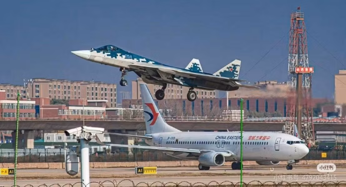 Vấn đề tiếp theo cũng khá thú vị đó là những người dân thường đầu tiên nhìn thấy và chụp ảnh buồng lái tiêm kích tàng hình Su-57 Felon của Nga chính là những du khách đến tham dự Triển lãm hàng không quốc tế Chu Hải.