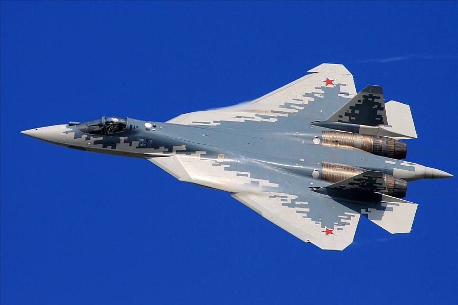 Ngoài ra Su-57 còn liên tục nhận vũ khí cải tiến, sau tên lửa không đối đất tầm xa Kh-69 hay tên lửa không đối không R-37M, nó đã trưng bày khoang bên hông tối ưu hóa cho tên lửa không chiến tầm ngắn R-74M, điều này càng thu hút thêm sự chú ý từ đối tác.
