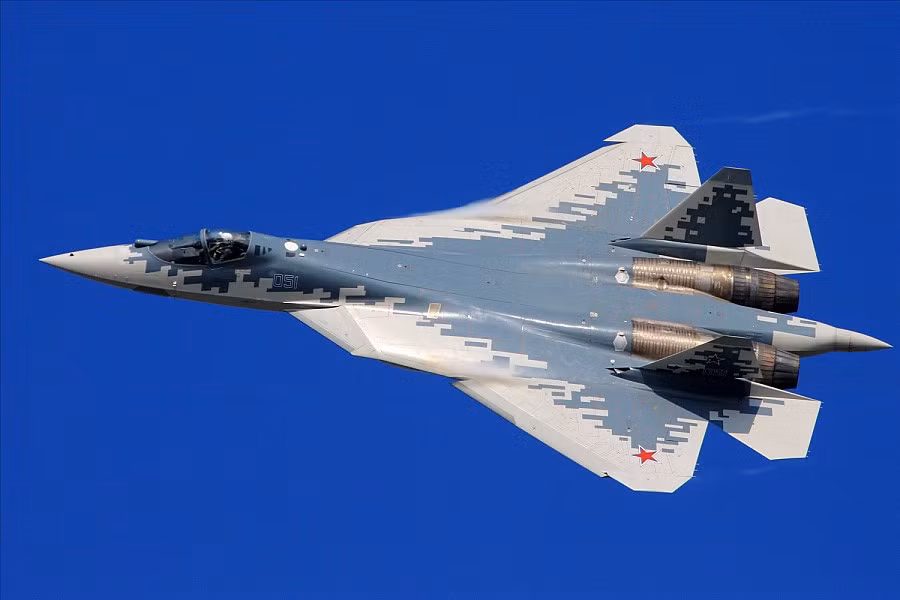 Ngoài ra Su-57 còn liên tục nhận vũ khí cải tiến, sau tên lửa không đối đất tầm xa Kh-69 hay tên lửa không đối không R-37M, nó đã trưng bày khoang bên hông tối ưu hóa cho tên lửa không chiến tầm ngắn R-74M, điều này càng thu hút thêm sự chú ý từ đối tác.