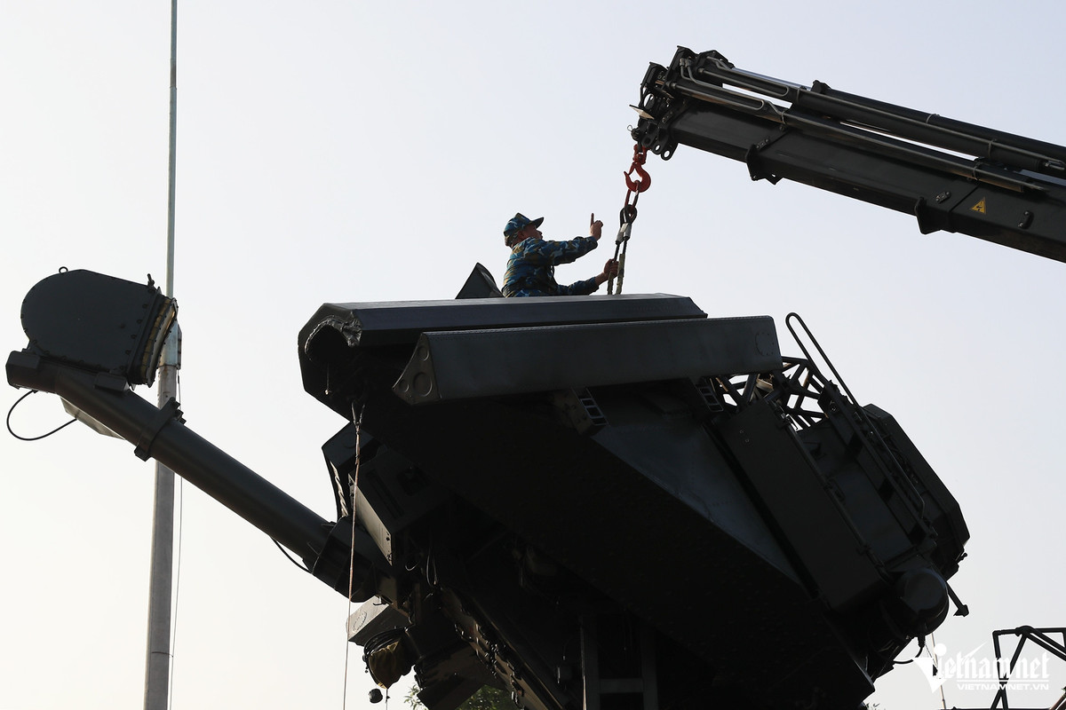 Bằng những động tác thuần thục, dứt khoát, các loại khí tài của đơn vị đã nhanh chóng được thu hồi, sẵn sàng hành quân đến trận địa mới.