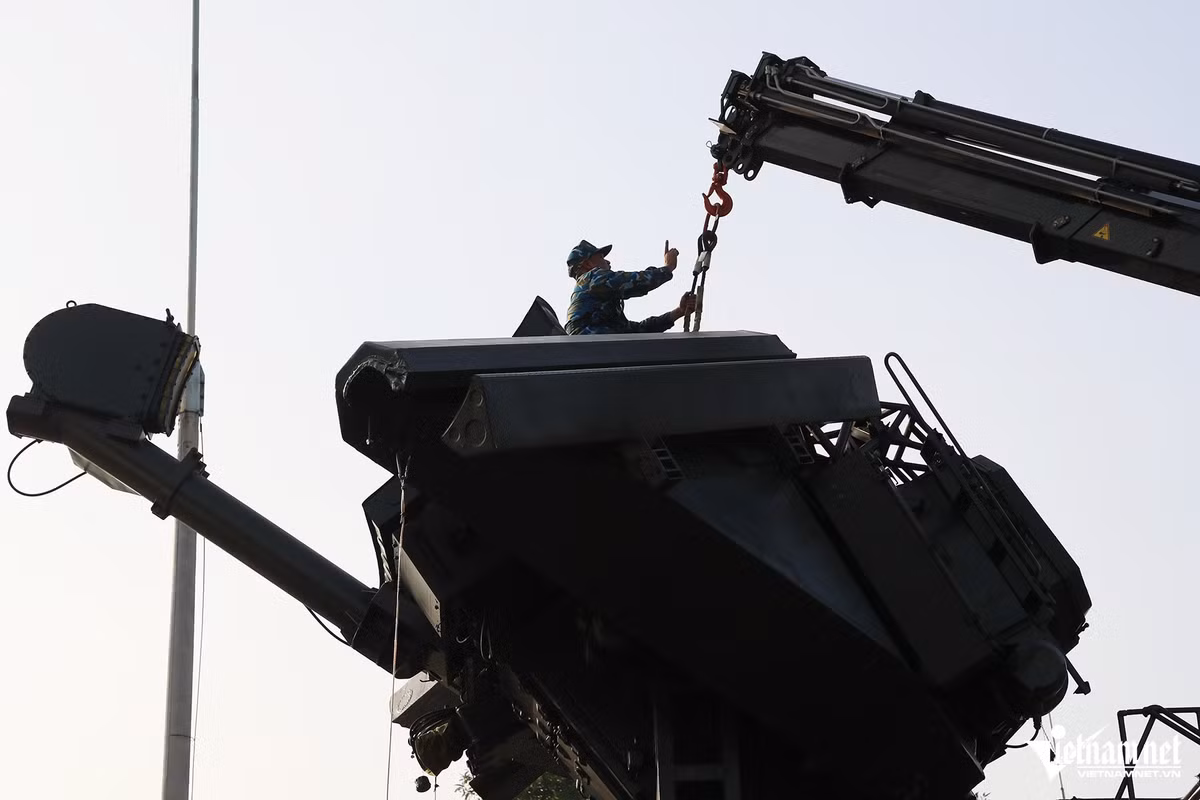 Bằng những động tác thuần thục, dứt khoát, các loại khí tài của đơn vị đã nhanh chóng được thu hồi, sẵn sàng hành quân đến trận địa mới.