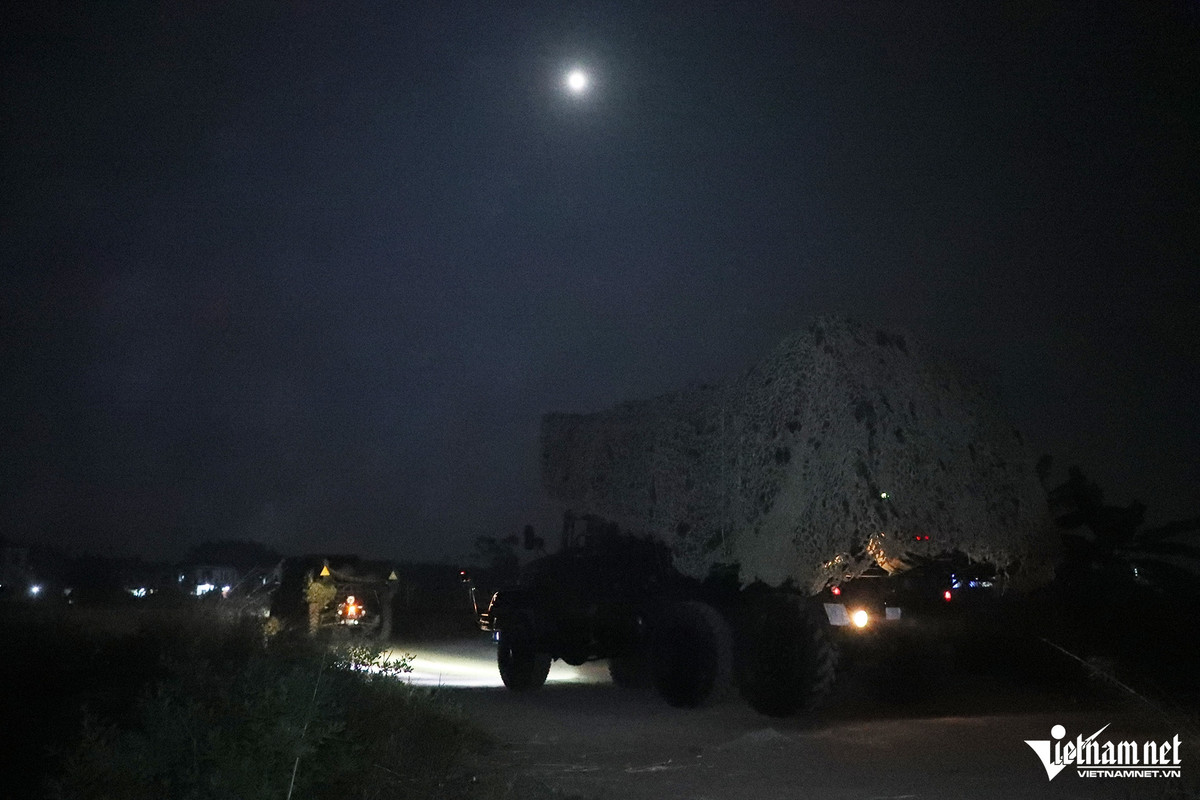 Khi màn đêm vừa buông xuống, xe chở cán bộ, chiến sĩ và khí tài hành quân đến trận địa mới tại địa điểm bí mật. Cùng hành quân có các đơn vị thuộc Quân chủng Phòng không - Không quân ở miền Bắc.