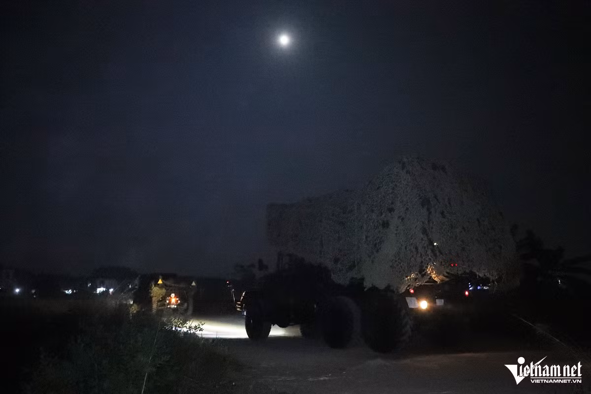 Khi màn đêm vừa buông xuống, xe chở cán bộ, chiến sĩ và khí tài hành quân đến trận địa mới tại địa điểm bí mật. Cùng hành quân có các đơn vị thuộc Quân chủng Phòng không - Không quân ở miền Bắc.