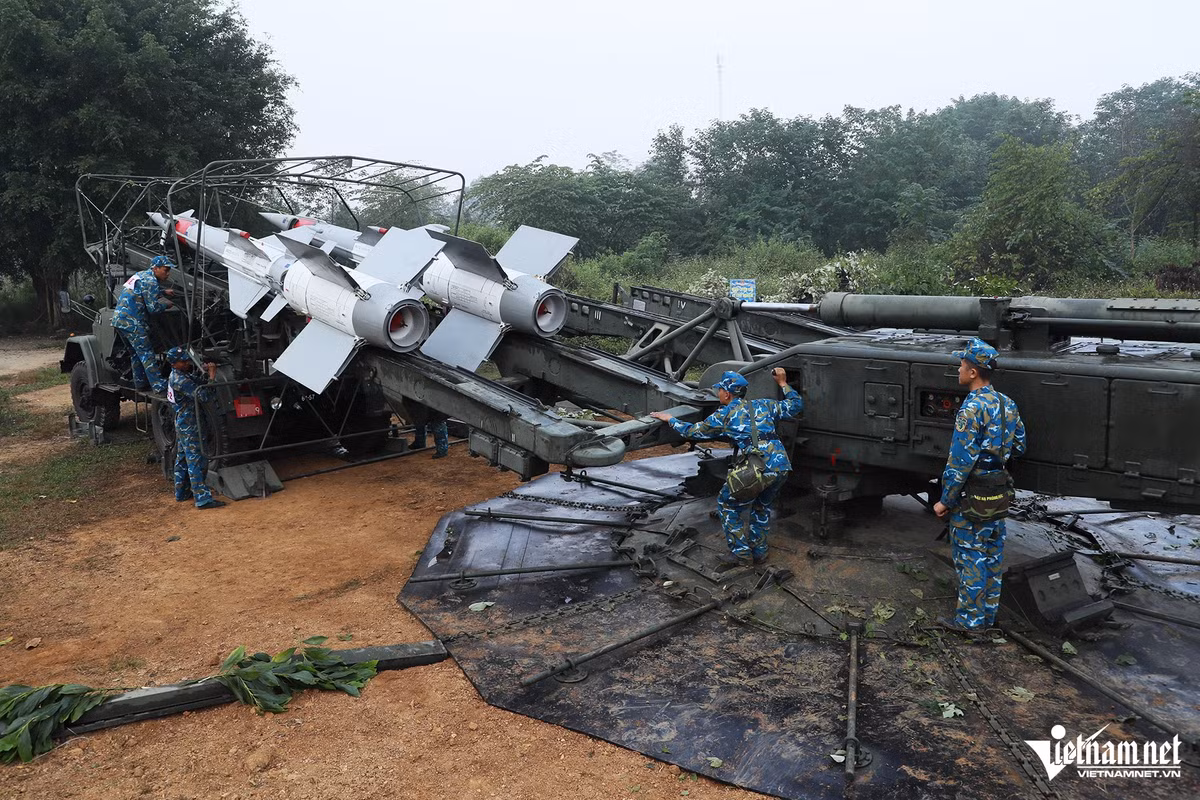 Đan xen giữa các giai đoạn chuyển trạng thái sẵn sàng chiến đấu là phần thực binh với các tình huống thực hành đánh địch tiến công hỏa lực đường không bảo vệ vùng biển, vùng trời miền Bắc; thực hành cơ động lực lượng, khí tài ra trận địa dự bị và xử trí các tình huống tác chiến phòng không; thực hành tiếp nhận quân nhân dự bị, phương tiện kỹ thuật động viên tại trạm tiếp nhận…