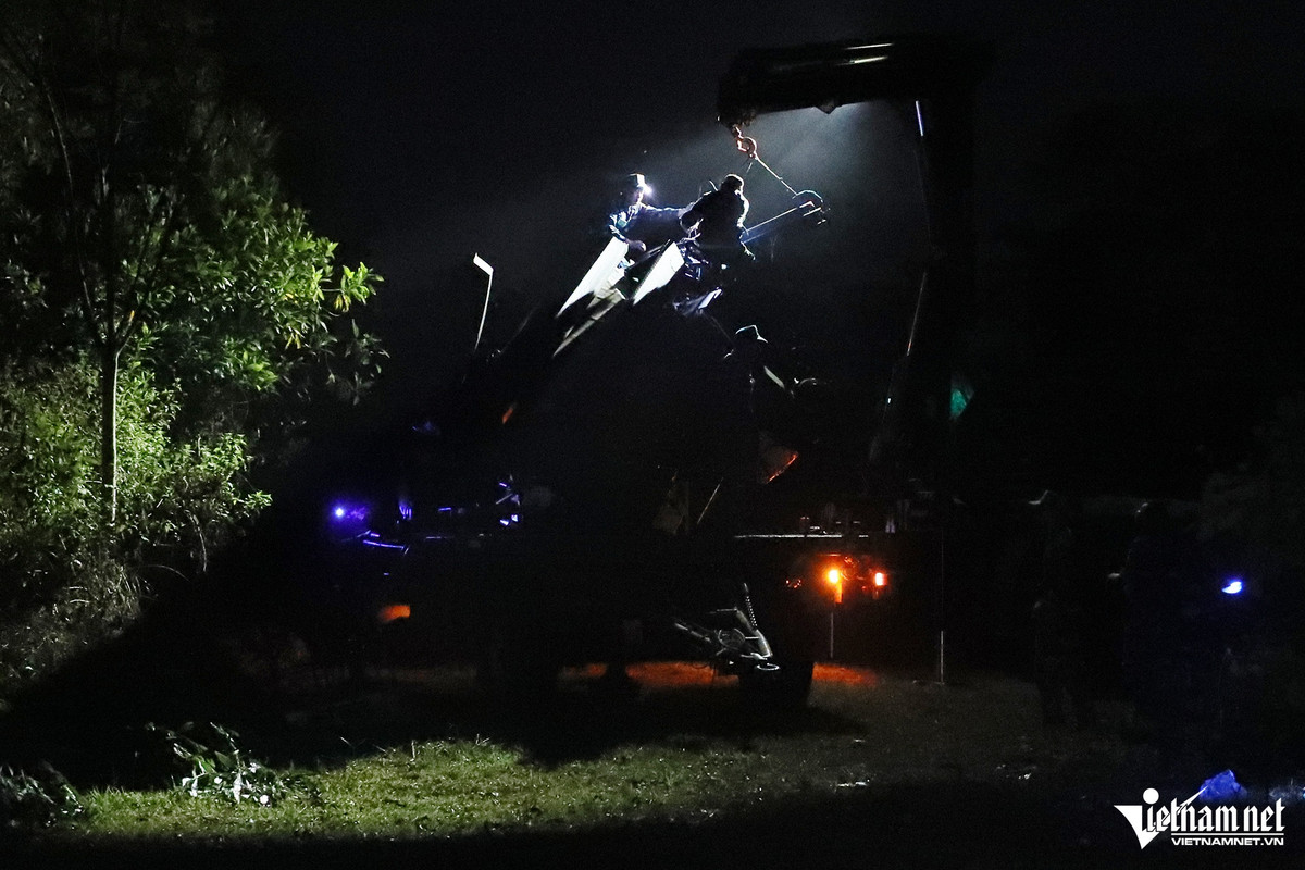 Đến 0h, các đơn vị vẫn hối hả chiếm lĩnh trận địa và nhanh chóng triển khai khí tài.